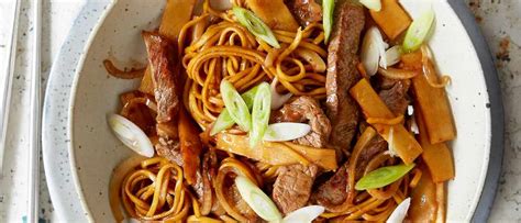  Jinzhong Wuzhou Beef Noodles: Een Smaakvolle Fusie van Romige Soep en Tender Vlees