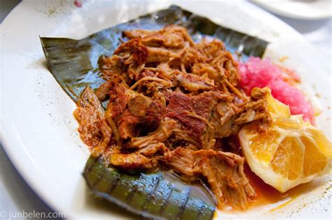  Cochinita Pibil: Een romig en intens gemarineerd Maya-gerecht dat je smaakpapillen zal verwennen!