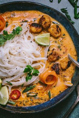 Khao Soi: Een Romige Curry met Krokant Gebakken Noodles en Een Zachte Smaak van Kokosaard